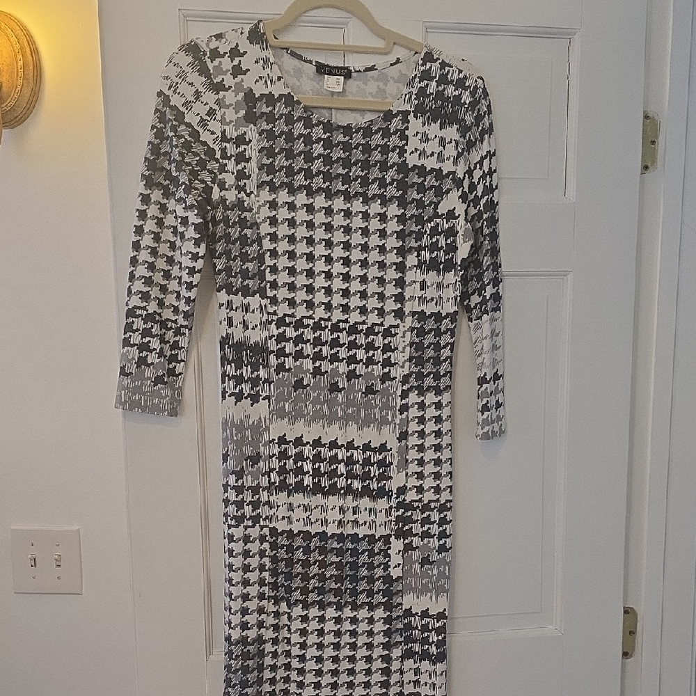 VENUS Black and White Long Sleeve Dress